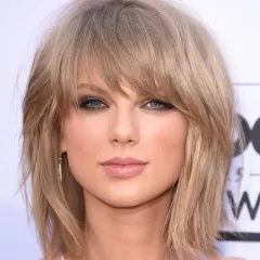 El peinado icónico de Taylor Swift: cómo lucir el largo con flequillo