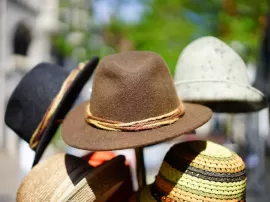 Outfits con sombrero de hombre: ideas para crear un look único y con estilo
