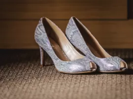 Combinaciones perfectas: vestido gris plata con zapatos y accesorios