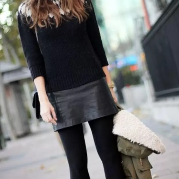 Combinar falda negra corta en invierno