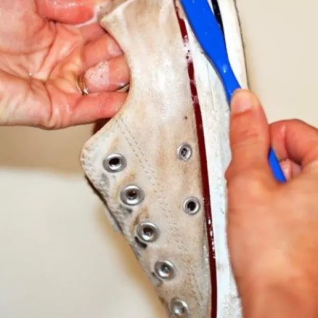 Limpiar zapatillas blancas de tela en seco