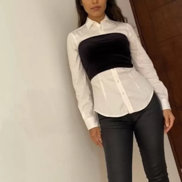 Outfit con camisa blanca y top negro
