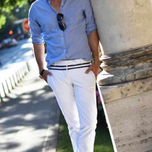 como combinar un pantalon blanco para hombre